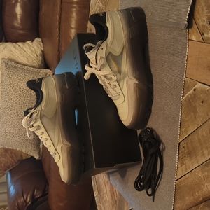 Reebok Cardi B Club C Women’s sneaker with extra black laces size 8.5 like new